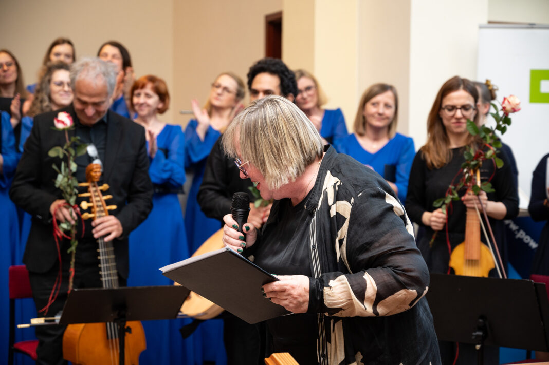 18. Dyrektor festiwalu przemawia przez mikrofon