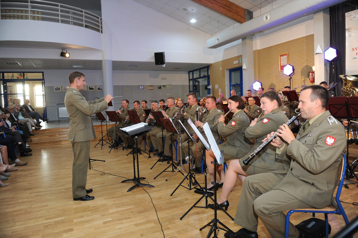 Orkiestra Wojskowa z Bydgoszczy gra na scenie