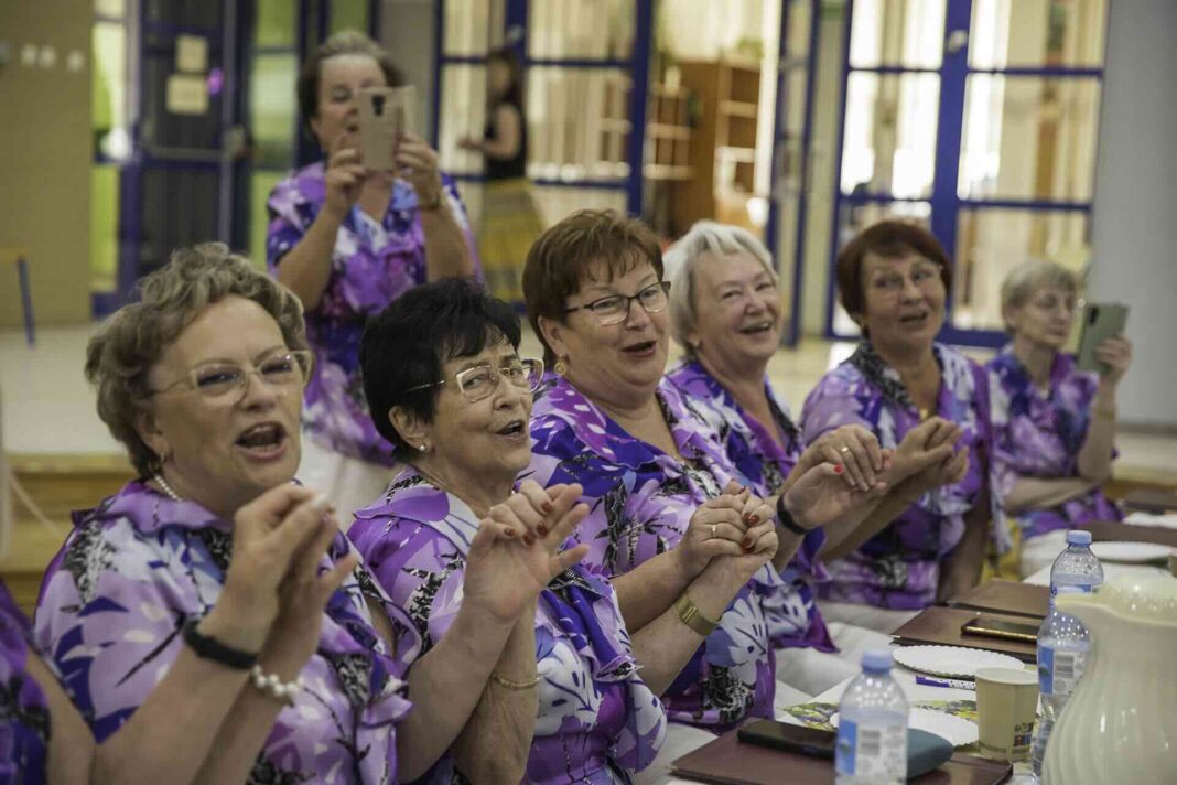 6. Uczestnicy siedzący przy stołach