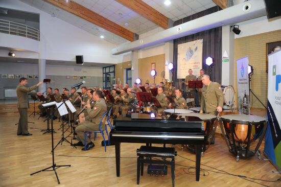 Orkiestra Wojskowa z Bydgoszczy gra na scenie