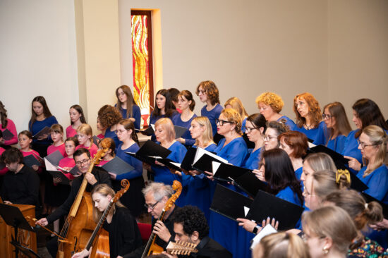 Muzycy grający na instrumentach oraz chóry przy ołtarzu