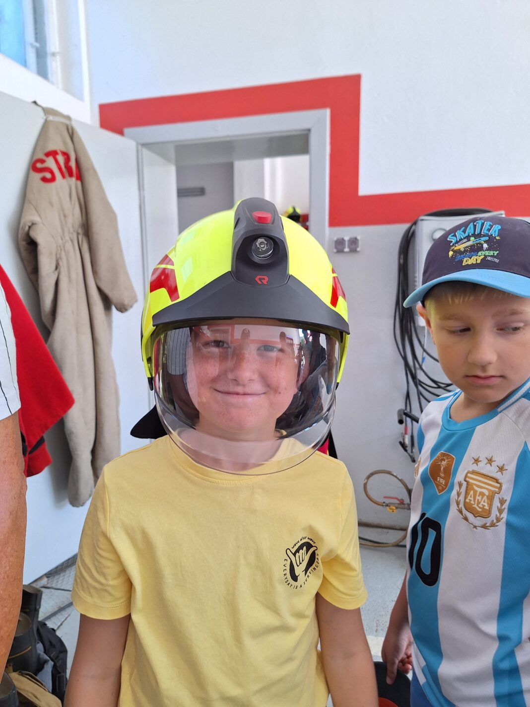 Przymiarki hełmu strażackiego Przymiarki hełmu strażackiego