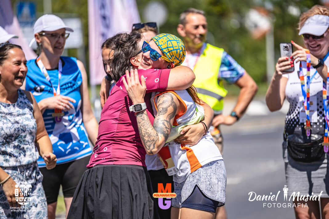Radość po przekroczenmiu linii mety