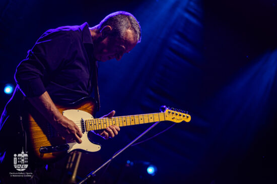 mężczyzna z gitarą