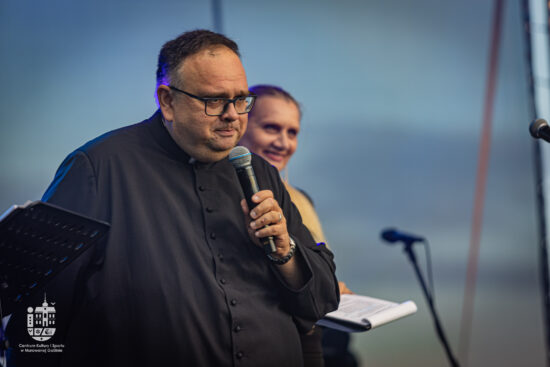 mężczyzna z mikrofonem