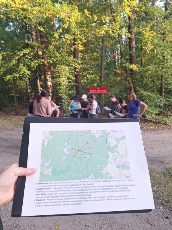 mapa i uczestniczki rozwiązujace zadanie