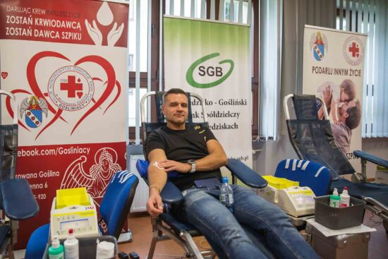 Uczestnik akcji poboru krwi leżący na łóżku.