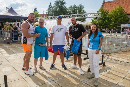 Burmistrz i dyrektor CKiS w towarzystwie uczestników konkursu sprawnościowego.