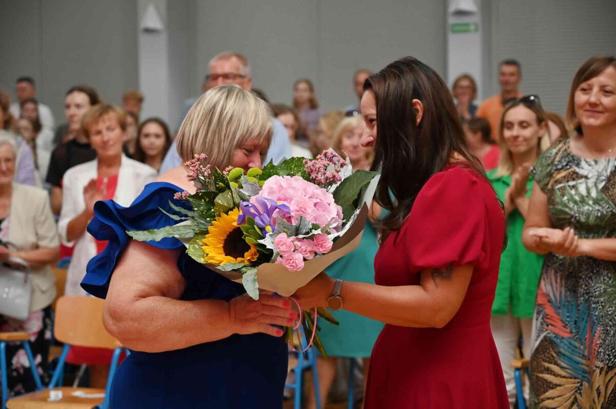 Pani Burmistrz wręcza kwiaty Dyrektor Festiwalu.