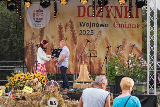 Pani Burmistrz wręcza statuetkę dożynkową sołtysowi.