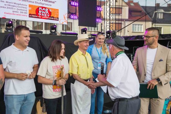 Zwycięzcy konkursy strzeleckiego na scenie odbierają nagrody.