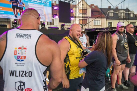 Dekoracja strongmanów na scenie.