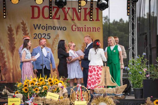 Laureaci konkursu na najładniejszy wieniec dożynkowy wraz z jury na scenie.