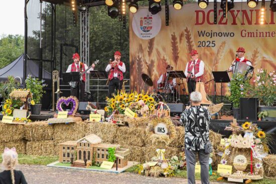 Kapela podwórkowa gra na scenie.