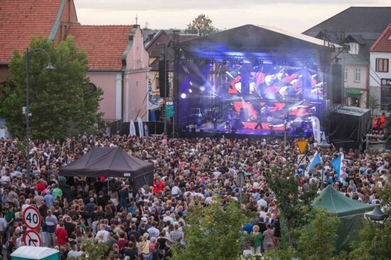 Publiczność, w tle zespół gający na scenie