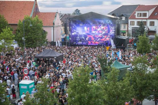 Publiczność, w tle zespół gający na scenie