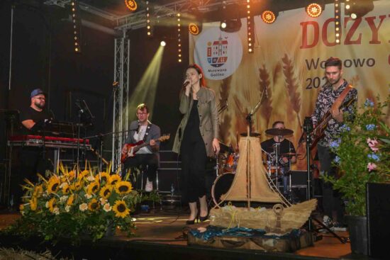 Zespół muzyczny gra na scenie.