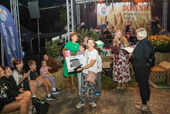 Grupa osób podczas losowania nagród konkursowych.