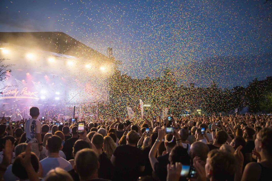 42. Publiczność, w tle zespół gający na scenie
