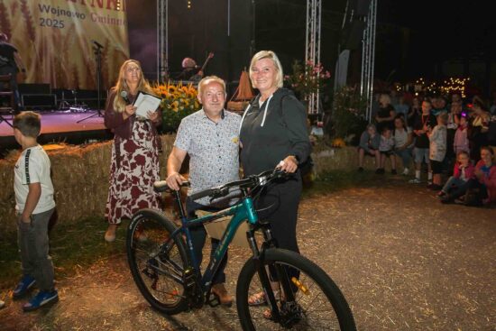 Kobieta i mężczyzna przy rowerze.