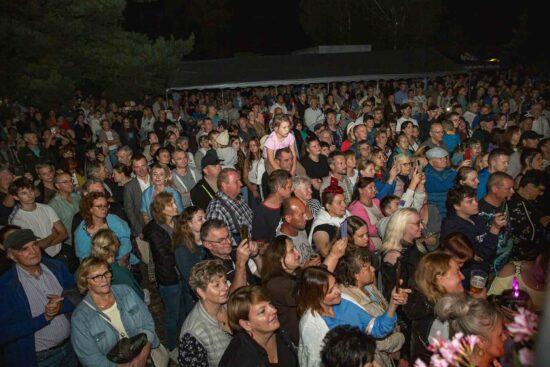 Publiczność dożynkowa.