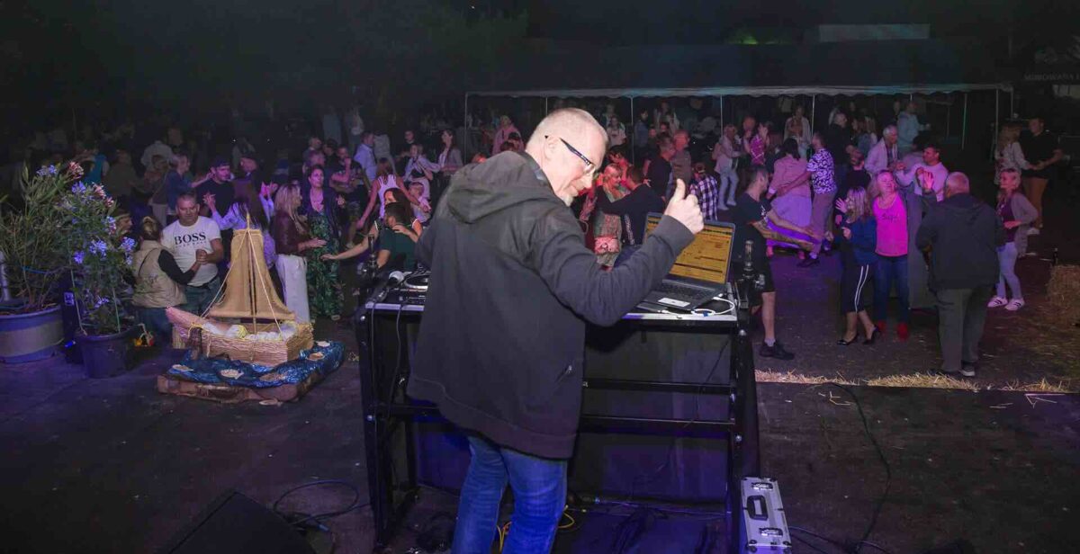 Dj na scenie, w uczestnicy dożynek.
