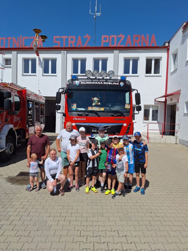 Dzieci na tle wozu strażackiego