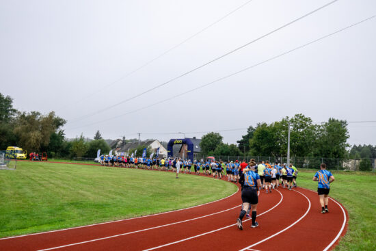 Peleton biegaczy opuszczający stadion