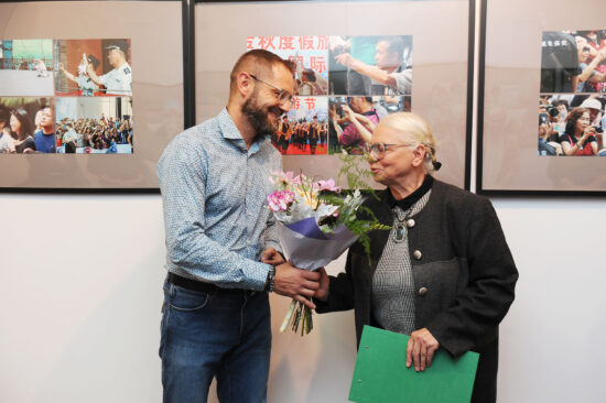 Dyrektor CKiS wręcza autorce wystawy bukiet kwiatów