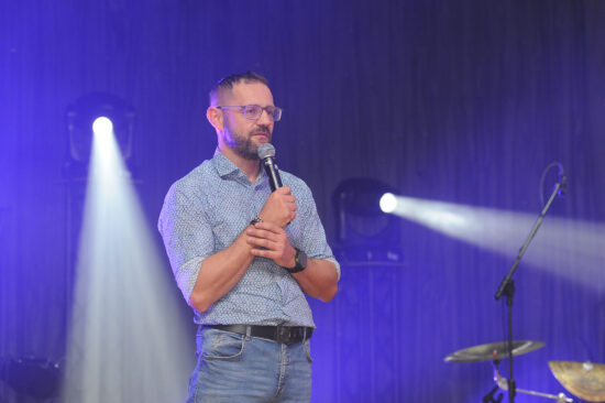 Dyrektor CKiS z mikrofonem na scenie