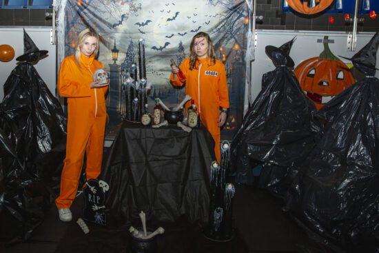 Dziewczyny pozujące na tle scenografii