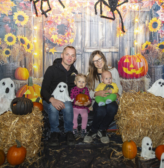 Rodzina pozująca do zdjęcia (kobieta, mężczyzna i dwoje dzieci)