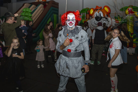 Mężczyzna w stroju strasznego klauna- dyrektor Centrum Kultury i Sportu w Murowanej Goślinie