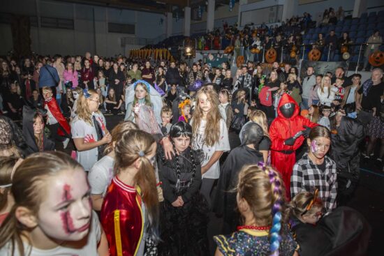 Uczestnicy zabawy halloweenowej