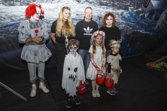 Cztery osoby dorosłe i trójka dzieci pozują do zdjęcia