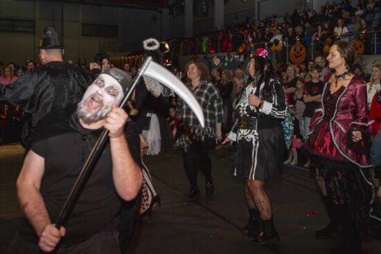 Tańczące osoby dorosłe w przebraniach