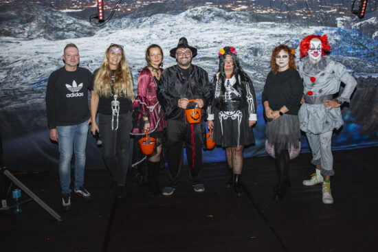 Osoby dorosłe pozują do zdjęcia