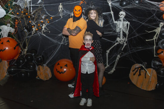 Rodzina pozująca w przebraniach