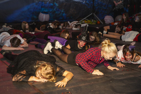 Dzieci leżące na podłodze