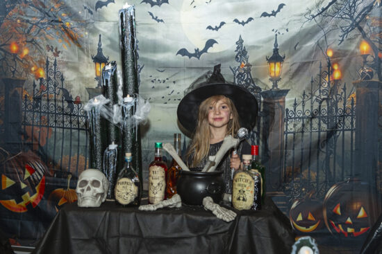 Dziewczynka pozująca w kapeluszu