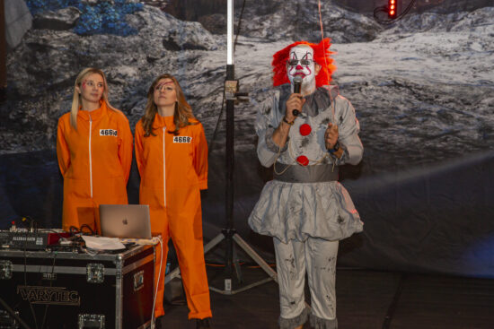 Dwie kobiety i mężczyzna w stroju klauna