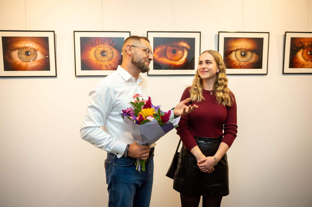 5. Dyrektor CKiS oraz autorka zdjęć, w tle wystawa.