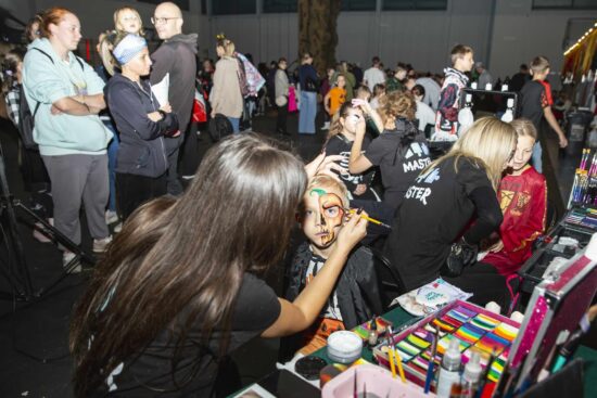 Kobiety malujące twarze dzieci