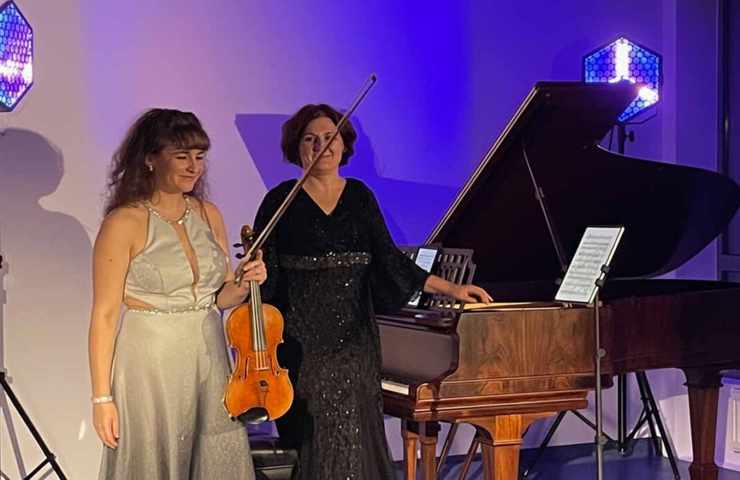 Artystki stoją na scenie