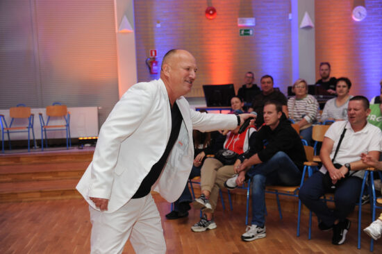 Artysta z mikrofonem wśród publiczności