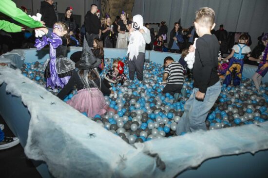 Dzieci w basenie z kulkami