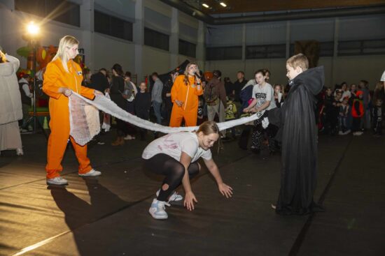 Prowadzące i uczestniczka konkursu halloweenowego