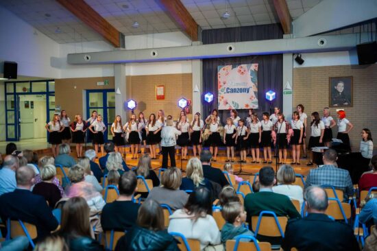 Chór dziewczęcy na scenie