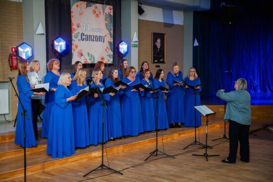 Chór żeński na scenie