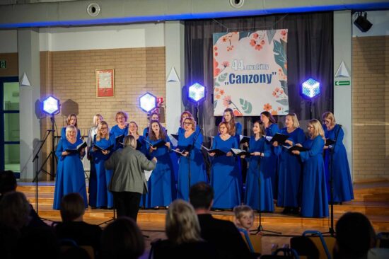 Chór żeński na scenie